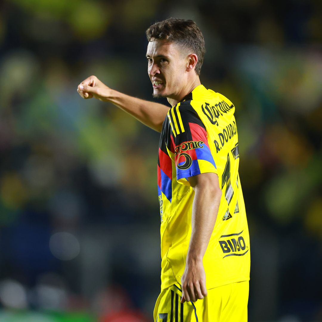 Rodrigo Dourado con el uniforme del Club América en un partido de Liga MX